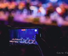 celular filmando a Orquestra Cordas do Iguaçu em apresentação